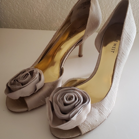 Nine West 6.5 Champagne color open toe heels - Picture 1 of 4